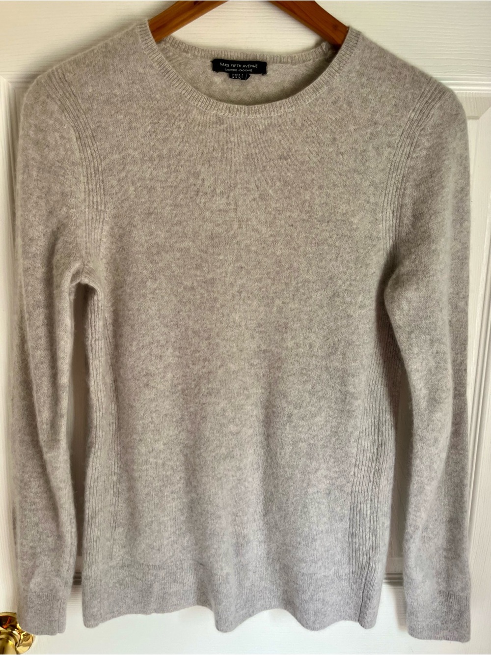 Saks Fifth Avenue 100% Cashmere Gray Crewneck Sweater Size M Quiet Luxury
